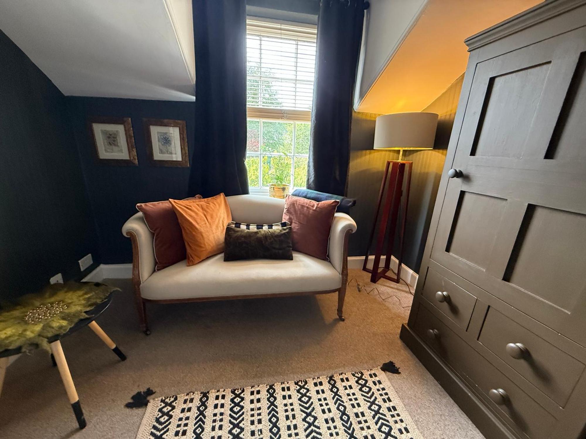 Modern Vintage Bliss Near Calton Hill Apartment Edinburgh